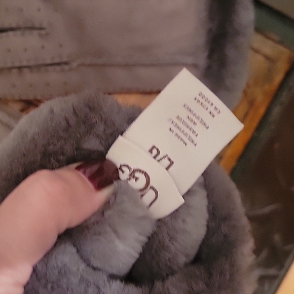 UGG Perforated shearling glove. Grey Sz: large Cold Weather Snow Boarding - Picture 5 of 13